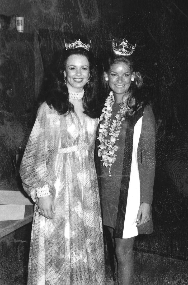 8 6-1971 Phyllis George and Janie Little cropp